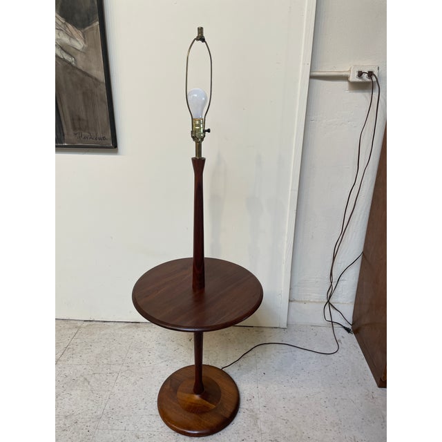 Laurel Lamp Company 1950s Mid-Century Modern Walnut Floor Lamp With Circular Tabletop and Original Linen Shade For Sale - Image 4 of 10