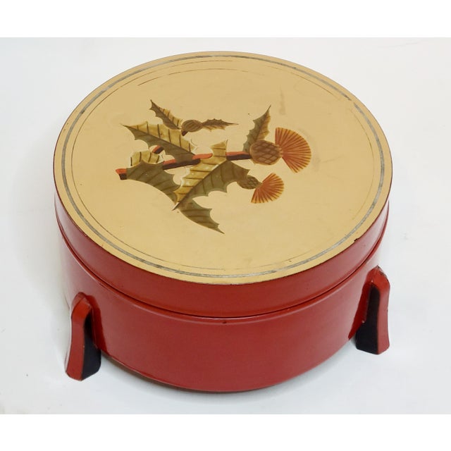 Early 20th Century Japanese Round Lacquer Box With Scottish Thistle Design and Three Legs For Sale - Image 4 of 11