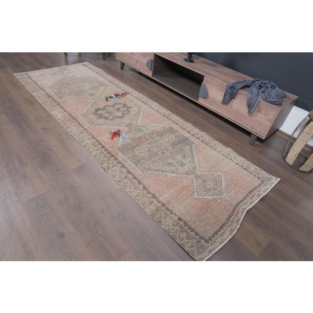 Turkish 1970 Vintage Oushak Kilim Runner - Muted Pastel Pink Beige Area Rug - Traditional Turkish Medallion Runner for Hallway For Sale - Image 3 of 17