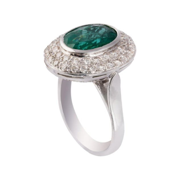 Modern Estate 0.85ct Diamond & 4.72ct Emerald Ring in 18k Gold For Sale - Image 3 of 6