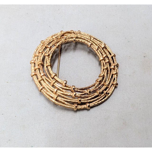 Napier Vintage 1970s Signed Napier Modernist Goldtone Textured Circle Brooch For Sale - Image 4 of 7