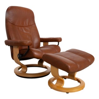Set of Consul Recliner Lounge Chair and Ottoman in Leather from Stressless For Sale