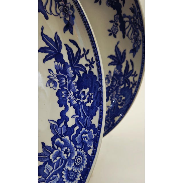 Ceramic Late 20th Century Spode Blue Room 'Girl at Well' Pasta Serving Bowl 11.75", Made in England - With No Center Decoration For Sale - Image 7 of 8
