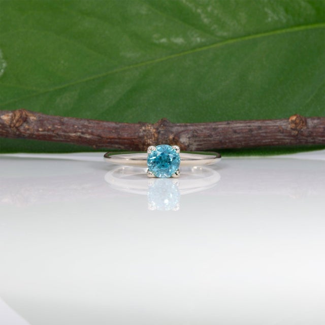 2020s 1.07ct Blue Zircon Estate Ring in Solid 10k Gold, Round Cut 5mm - Solitaire Ring, Size 4.25 For Sale - Image 5 of 9