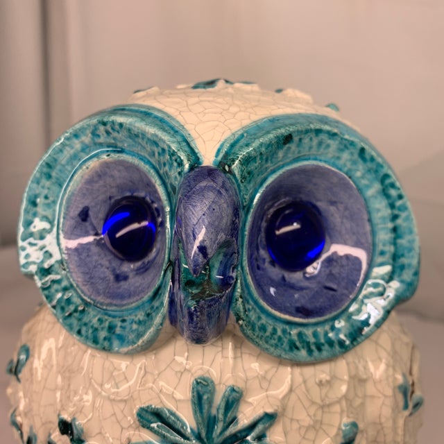Off-white Mid-Century Modern Italian Attributed to Alvino Bagni Ceramic Owl Figurine With Blue Jewel Glass Eyes & Floral Crackle Glaze 10” White and Blue For Sale - Image 8 of 11