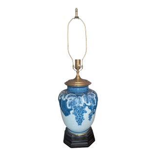 Wildwood Chinoiserie Blue/White Ginger Jar Gold Accent Finial Harp Switch on Brown Wood Stand Lamp Vintage For Sale
