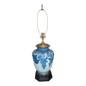 Wildwood Chinoiserie Blue/White Ginger Jar Gold Accent Finial Harp Switch on Brown Wood Stand Lamp Vintage