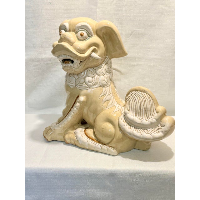 Chinoiserie Monumental Circa 1980s Cream & White Ceramic Foo Dog Statue (18" Wide) - Mottahedeh Style For Sale - Image 3 of 11