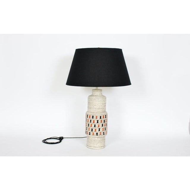 Bitossi 1950s Tall Aldo Londi for Bitossi Off White Pottery Table Lamp With Orange & Black For Sale - Image 4 of 13