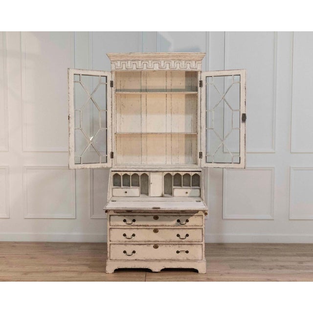 European two-part vitrine cabinet with fine carvings, circa 1790 For Sale - Image 17 of 17
