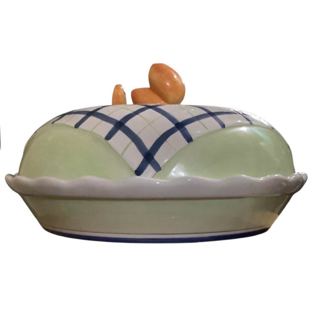 Casa Bella Vintage 2 Pc Bella Casa by Ganz Trompe L’Oeil Blue and White Plaid Peach 3d Fruit Kitchen Pie Saver Dish With Lid Peaches Scalloped Edge For Sale - Image 4 of 10