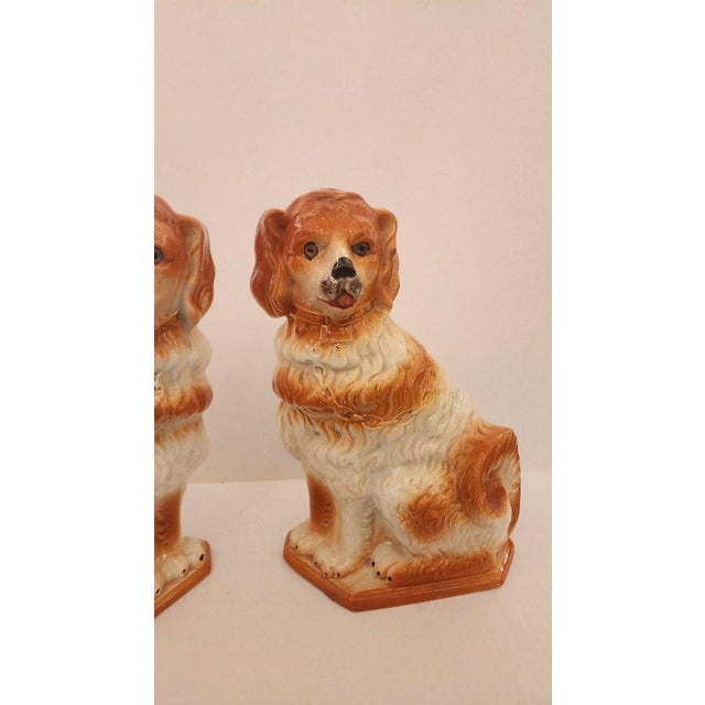 Early 20th Century Pair of Ceramic Staffordshire Spaniel Dogs For Sale - Image 4 of 10
