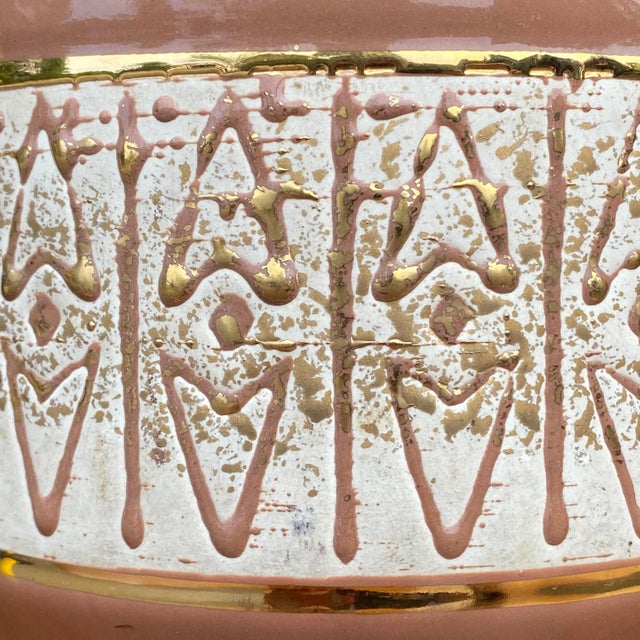 1950s Mid-Century Modern Ceramic Table Lamp in Salmon & Gold For Sale - Image 9 of 13