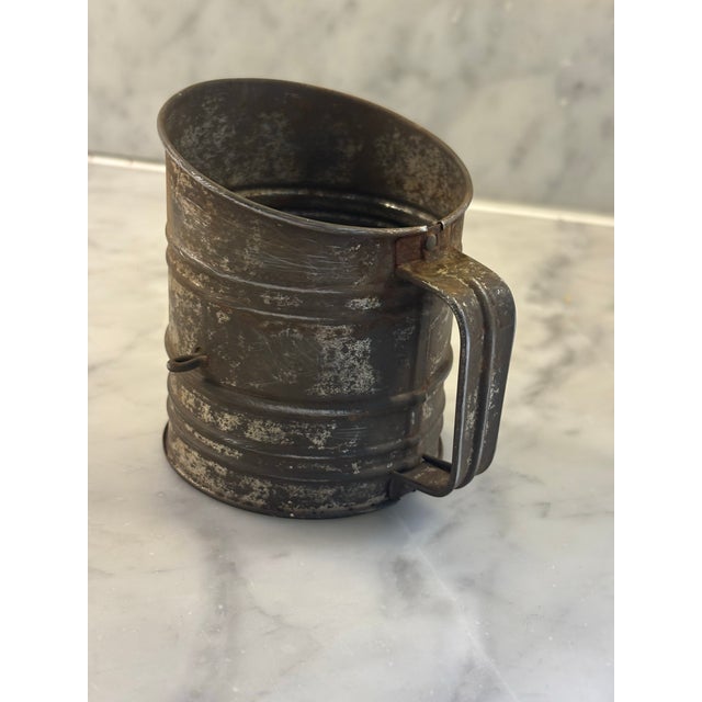 Jacob Bromwell. 1cup Antique Flour Sifter. April 8, 1930. Oldest Flour Sifter Manufacturer Single Wire Crank and Agitator Usa. Mid Century. Americana. For Sale In New Orleans - Image 6 of 7