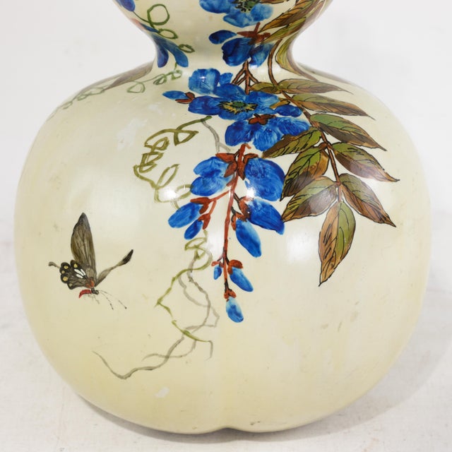 Late 20th Century Vintage Chinese Gourd-Shaped Porcelain Vase With Hand-Painted Wisteria and Butterfly For Sale - Image 5 of 15