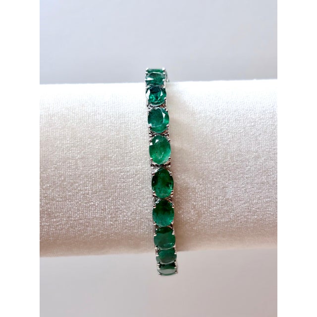Modern 27 Carat Natural Emerald Tennis Bracelet, 14 Karat White Gold, 17gm, 7 Inch For Sale - Image 3 of 8