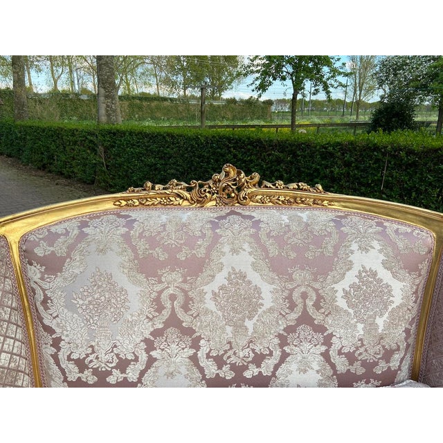 1900 - 1909 1900s French Louis XVI Pink Damask Beech Settee – 1 Pc For Sale - Image 5 of 9