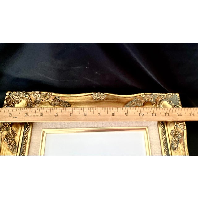Vintage Classic Gold Gilt Style Wood Ornate Baroque/Rococo Style Frame Featuring a Built-in Linen Liner With Fillet Excellent Condition For Sale - Image 11 of 18