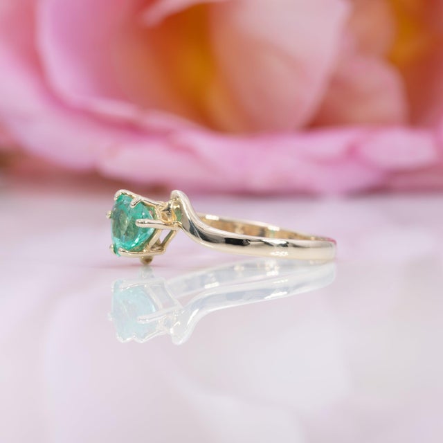 Colombian Emerald Estate Ring in Solid 10k Gold - Heart Shaped, 6x5.5mm, Size 6.75 For Sale In Columbus - Image 6 of 9
