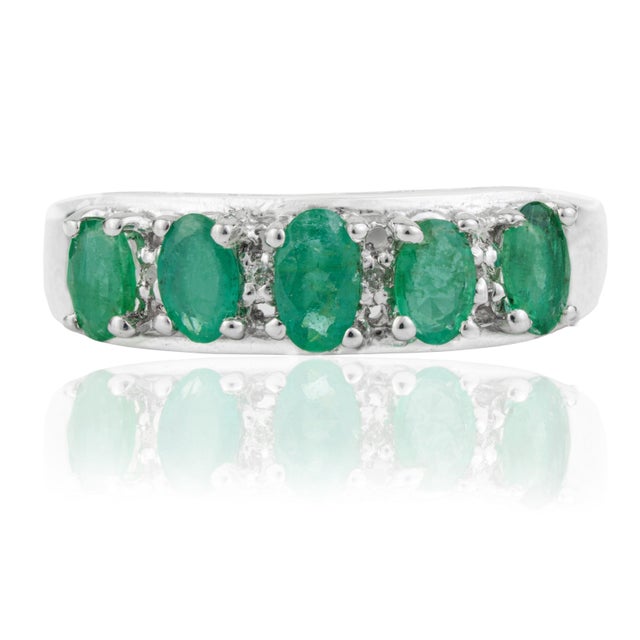 Contemporary Five Stone Oval 1.38 Ct Emerald & Diamond Half Eternity Band Ring in 925 Silver Size 8 For Sale - Image 3 of 12