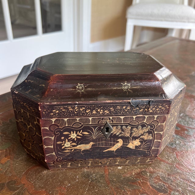 19th-century Chinese export lacquer tea caddy box with gilt and painted figural cartouches