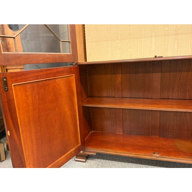 Late 20th Century English Chippendale Style Mahogany Inlaid Lighted Bookcase Cabinet, Circa 1980 For Sale - Image 12 of 13