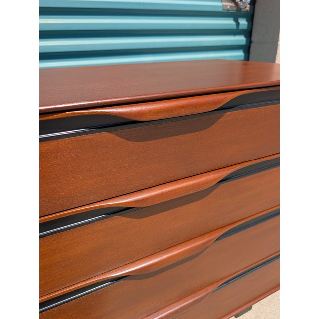 Mid Century Modern Walnut Dresser by John Kapel for Glenn of California, C1960s For Sale In Los Angeles - Image 6 of 18