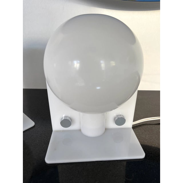 Pair of Lucite Lamps Sirio by Brazzoni Lampa for Harvey Guzzini. Italy, 1970s For Sale - Image 12 of 13