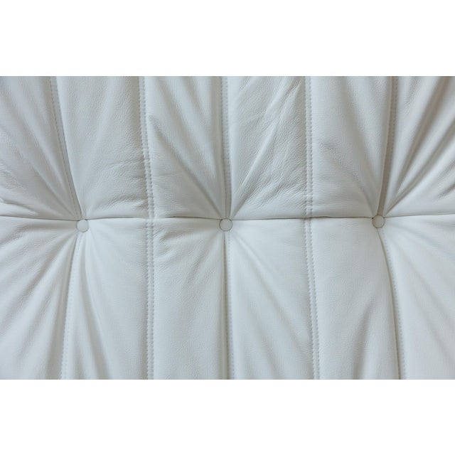 Togo Living Room Set in White Leather by Michel Ducaroy for Ligne Roset, Set of 5 For Sale - Image 3 of 16