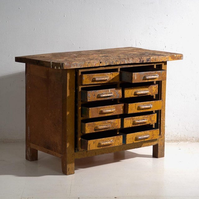 This industrial chest of drawers in pine and iron is an industrial drawer cabinet with ten drawers and a thick top, fitted...