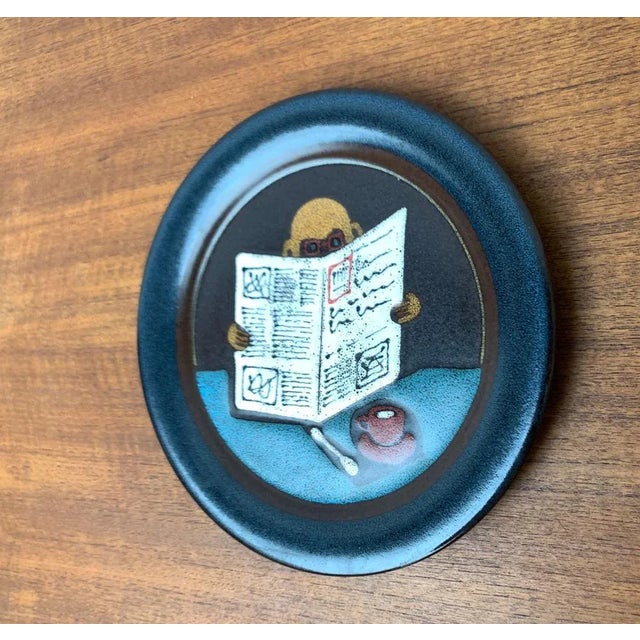 Ceramic Vintage German Ceramic Wall Plate with Ape and Newspaper Motif from Keramik Manufaktur Kupfermühle, 1970s For Sale - Image 7 of 12