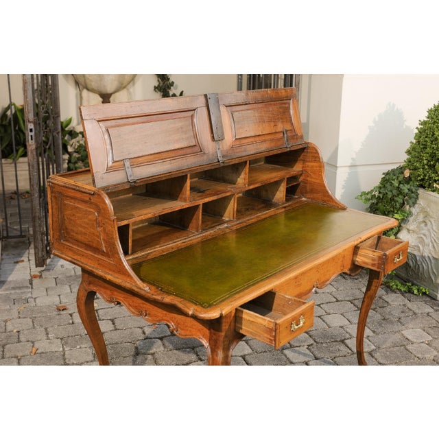 Early 19th Century French 1800s Louis XV Style Walnut Desk with Green Leather and Lifting Panel For Sale - Image 5 of 11