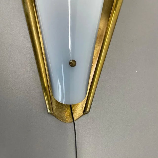 Minimalist Brass and Acrylic Glass Wall Light in the style of Stilnovo, Italy, 1950s For Sale - Image 6 of 18