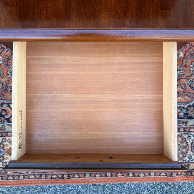 American Vintage Thomasville Collectors Cherry Queen Anne 1 Drawer Side Table For Sale - Image 3 of 15