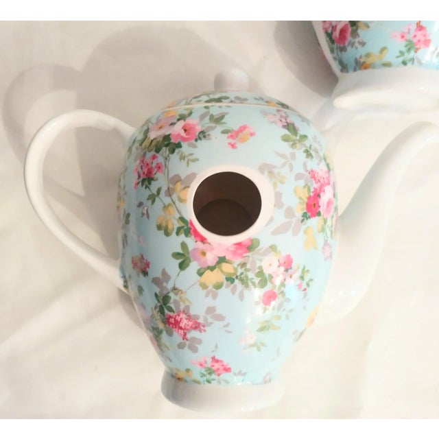 A beautiful pair of Chinoiserie tea pots which hang on the wall. The tea pots are for decorative use only. They have flat...