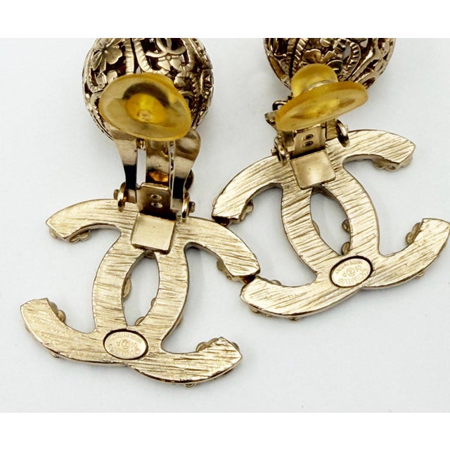 Chanel Chanel Light Gold Clover 5 CC Filigree Ball Dangle Large Clip on Earrings, A Pair For Sale - Image 4 of 6