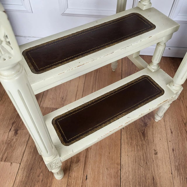 1950s Mid-Century Italian Carved Walnut Wood and Leather 4-Step Library Ladder, 1950s For Sale - Image 5 of 9
