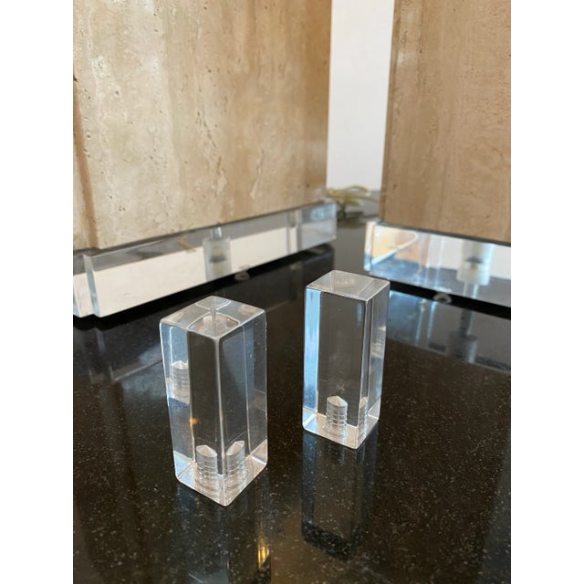 Sculptural Pair of Travertine & Lucite Table Lamps — Geometric Postmodern Italian Design For Sale - Image 9 of 10