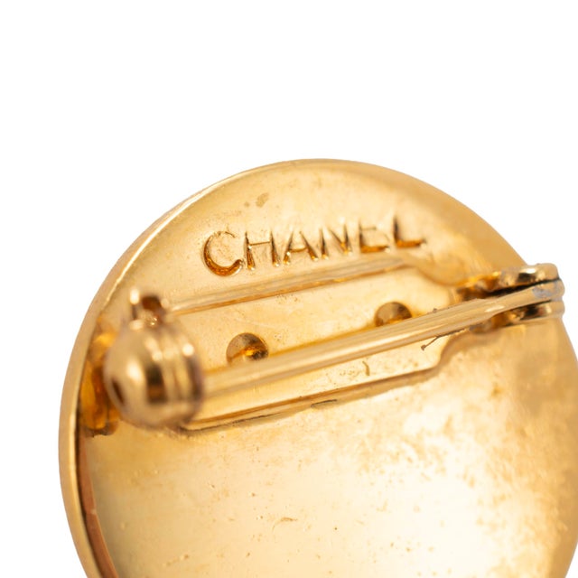 Metal Vintage Chanel Gold Plated Hanging Flap Bag Motif Pin Brooch For Sale - Image 7 of 8