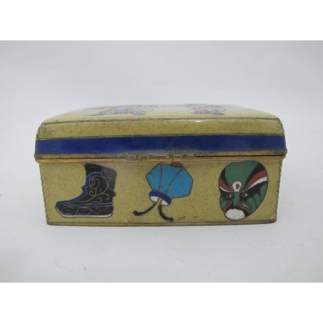Chinese Yellow Enamel Cloisonne Hinged Lid Box With Opera or Warrior Figures For Sale - Image 4 of 10