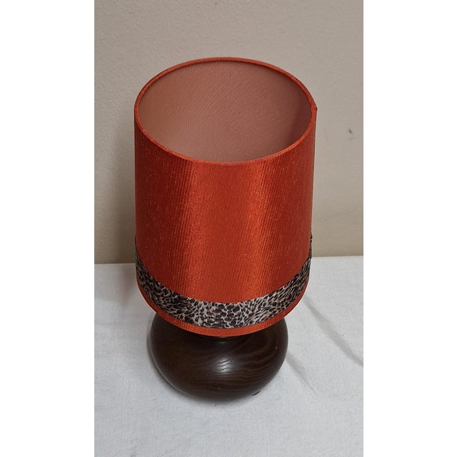 Vintage German Table Lamp with Brown Oak Base and Red Fabric Shade from Elar, Bochum, 1980s For Sale - Image 4 of 9