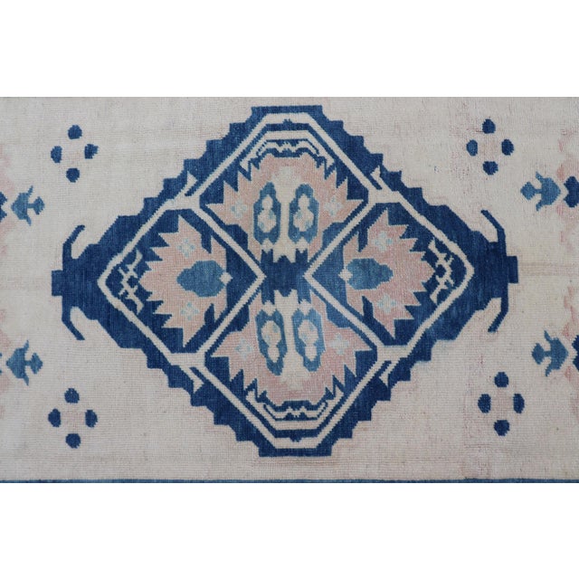 Vintage Oushak carpet with medallion design. Keivan Woven Arts / rug EN-178035, country of origin / type: Turkey / Oushak,...