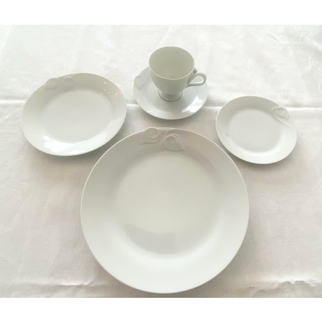 Vintage Fleuron Chloe’ Paris White by China 5 Piece Place Setting Mint Condition. For Sale - Image 9 of 17