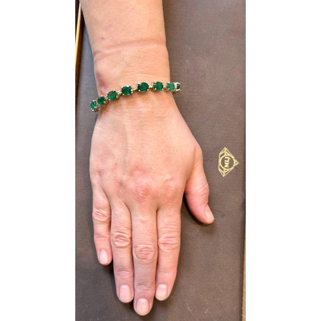 22 Carat Natural Brazilian Emerald & Diamond Tennis Bracelet 14 Kt Yellow Gold For Sale - Image 12 of 18