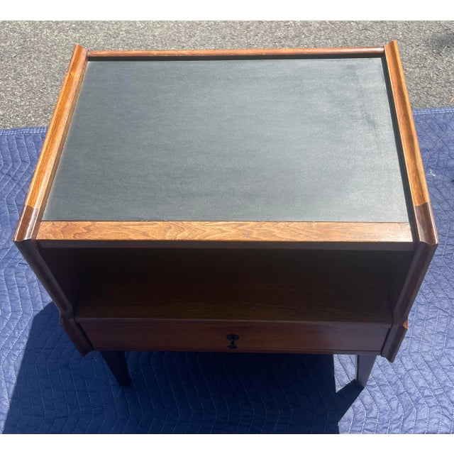 American of Martinsville Mid 20th Century American of Martinsville Walnut Nightstands/End Tables MCM, Pair For Sale - Image 4 of 18