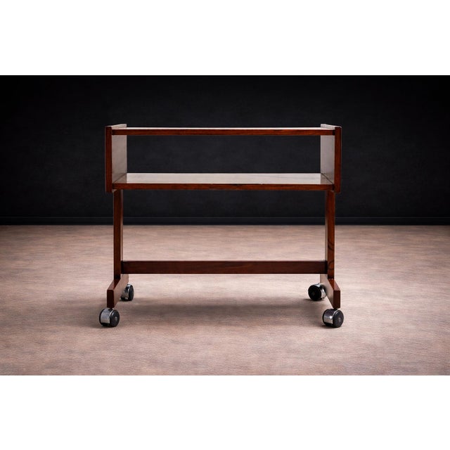 Auburn Console on Wheels in Rosewood & Chrome Wheels, Sergio Rodrigues, 1960s For Sale - Image 8 of 12
