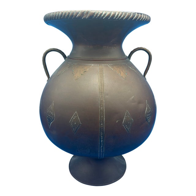 Antique Arts & Crafts Hand-Hammered Copper Urn With Riveted Seams, C. 1890–1915 For Sale