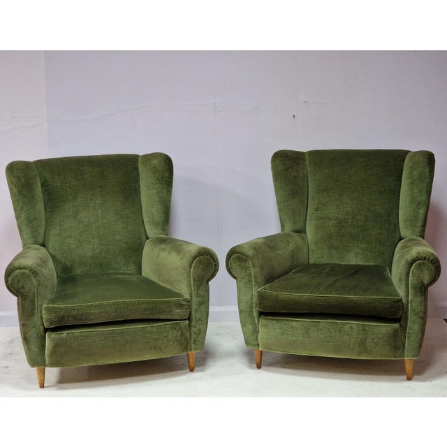Pair of splendid Italian armchairs from the 40s and 50s, they are in excellent condition. They are very comfortable.