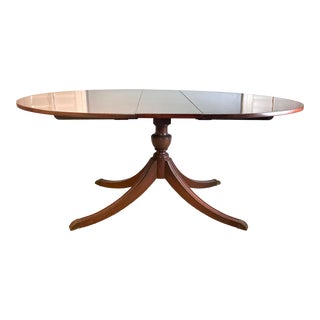 Early 20th Century Mahogany Hepplewhite Oval Extendable Dining Table With Custom Table Top Pad For Sale