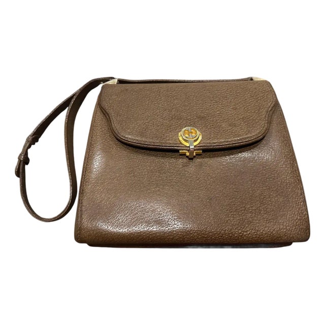 An Elegant 1970s Brown Leather and Brass Hardware Shoulder Bag by Gucci For Sale